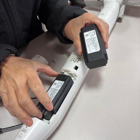 コードレススティック掃除機の充電池の交換