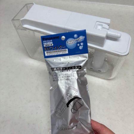 冷凍庫の浄水フィルターの交換に伺いました